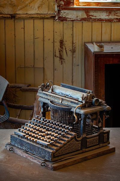 Jones, Adam 아티스트의 Antique typewriter-Bodie State Historic Park-California작품입니다.